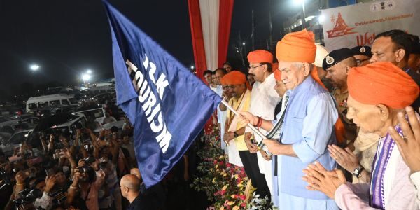 LG flags off first batch of Amarnath Yatra pilgrims from Jammu LG flags off first batch of Amarnath Yatra pilgrims from Jammu