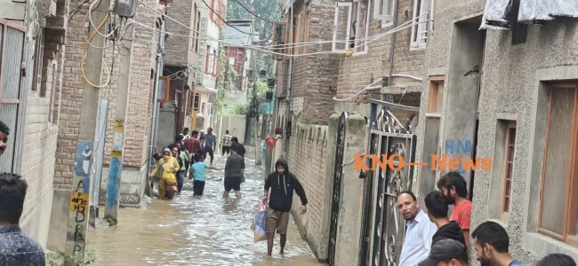 Jhelum floodwaters enter Kursu Rajbagh lanes, panic among residents