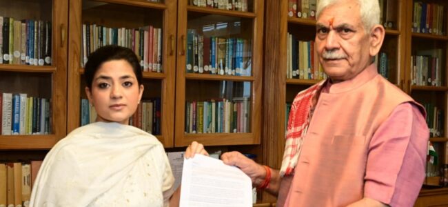 PDP leader Iltija Mufti calls on Lt Guv, hands over memorandum PDP leader Iltija Mufti calls on Lt Guv, hands over memorandum