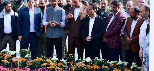 Div Com inaugurates 3rd Chrysanthemum Show at Lal Chowk Srinagar