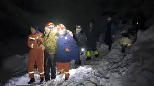 Hundreds of hikers rescued from Mount Everest after severe snowstorm Hundreds of hikers rescued from Mount Everest after severe snowstorm