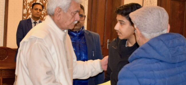 Lt Guv meets families of Nowgam’s accidental blast martyrs