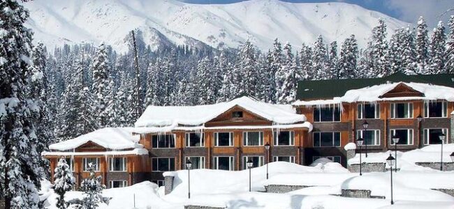 Fresh snowfall ushers in New Year at Kashmir tourist hotspots Fresh snowfall ushers in New Year at Kashmir tourist hotspots