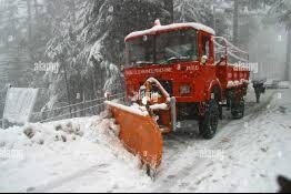Fresh snowfall shuts Gurez road, 38 trapped vehicles retrieved