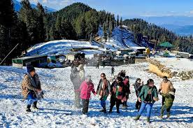 Tourists flock to Guldanda in Doda as bright sun follows season’s first snowfall