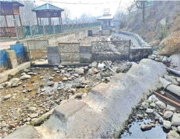 Lalpora Tral residents grapple with acute water crisis as Nagbal spring dries up
