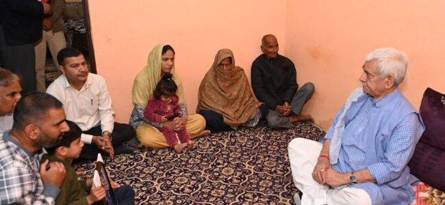 Lt Guv visits family of cop who died in mishap