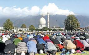 Juma’atul Vida:    About 80,000 offer prayers at Hazratbal, say officials