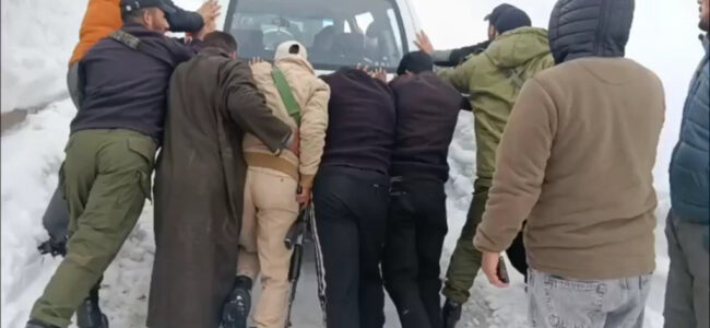 Inclement weather: BRO, police rescue 50 stranded vehicles on Bandipora-Gurez road