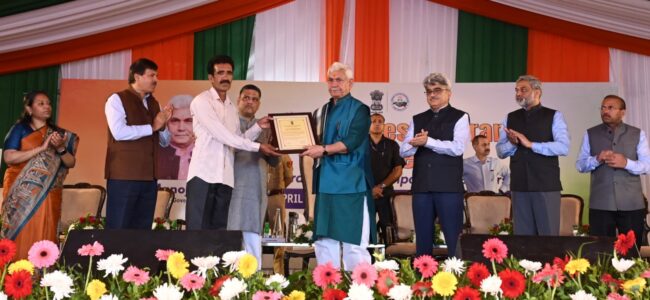 Lt Guv visits border village of Makwal in Jammu