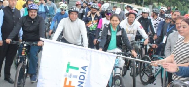 Dr. Mansukh Mandaviya, Satish Sharma lead ‘Sundays on Cycle’ in Srinagar Dr. Mansukh Mandaviya, Satish Sharma lead ‘Sundays on Cycle’ in Srinagar