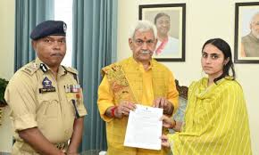 LG hands over job letter to slain police officer’s wife