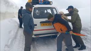 Inclement weather: BRO, police rescue 50 stranded vehicles on Bandipora-Gurez road