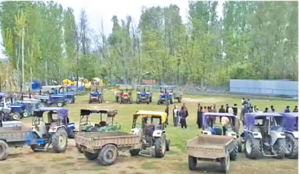Tractor drivers stage protest in Pulwama against ban on manual sand extraction