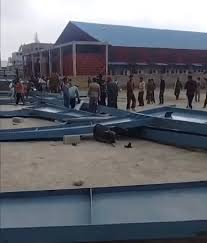 Labourer killed, four injured as strong winds damage structure in Pulwama