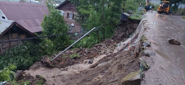 Heavy rains wreak havoc in Bandipora village, water and mud flood homes near Darul Uloom Rahimiya