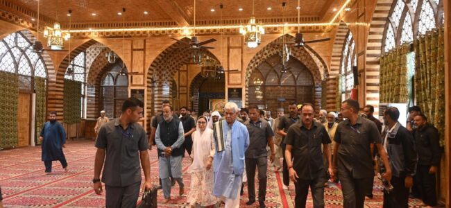 Lt Guv visits sacred Hazratbal Shrine