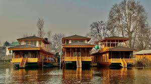 Dal’s Floating Palaces Are Slowly Sinking into History