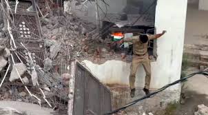 Police halt demolition drive in Jammu briefly to retrieve national flag Police halt demolition drive in Jammu briefly to retrieve national flag