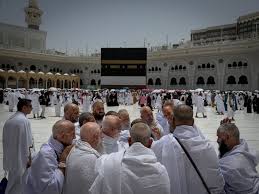 Muslims begin annual Hajj in sweltering heat