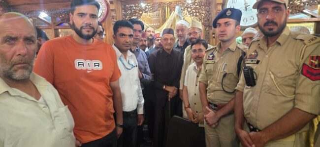 Dr. Karan Singh visits Charar-i-Sharief, highlights Kashmir’s interfaith harmony Dr. Karan Singh visits Charar-i-Sharief, highlights Kashmir’s interfaith harmony