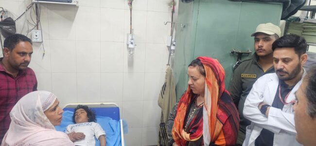 Sakina Itoo visits SHMS Hospital, enquires about well-being of injured students of Budgam road accident
