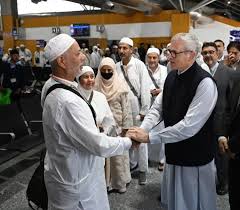 First batch of Hajis from Kashmir return home, CM receives them at Sgr airport