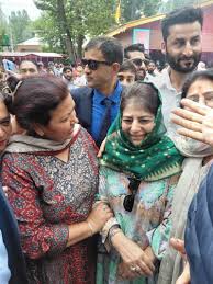 Mehbooba Mufti heckled by Kashmiri Pandits at Kheer Bhawani temple
