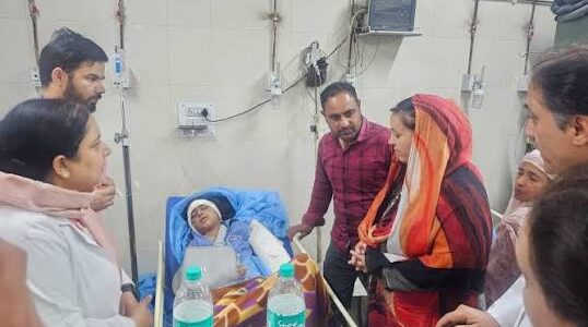 Budgam road mishap: Sakina Itoo visits SHMS Hospital, enquires about well-being of injured students