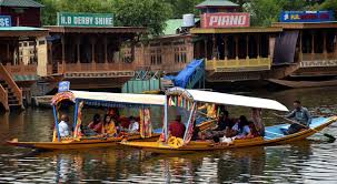 Paradise Packed : Kashmir Sees Massive Tourist Surge, Hotels & Houseboats Overflow