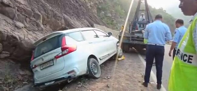 Vehicle carrying Amarnath pilgrims overturns on highway, six injured Vehicle carrying Amarnath pilgrims overturns on highway, six injured