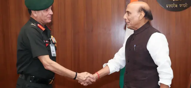 Army Chief calls on Defence Minister Singh