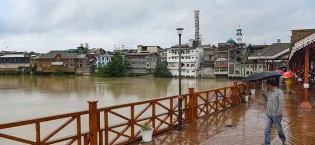 Rains trigger flood scare in Kashmir Rains trigger flood scare in Kashmir